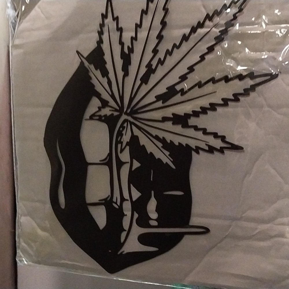 Nib metal hot lips with 420 leaf wall decor